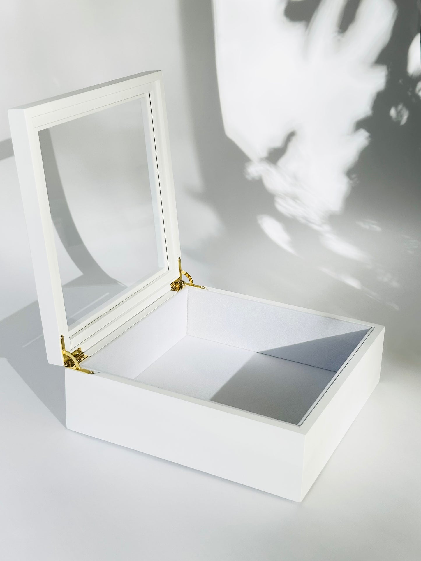 WHITE WOODEN KEEPSAKE BOX WITH GLASS LID
