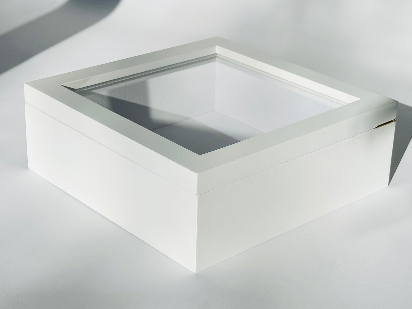 WHITE WOODEN KEEPSAKE BOX WITH GLASS LID
