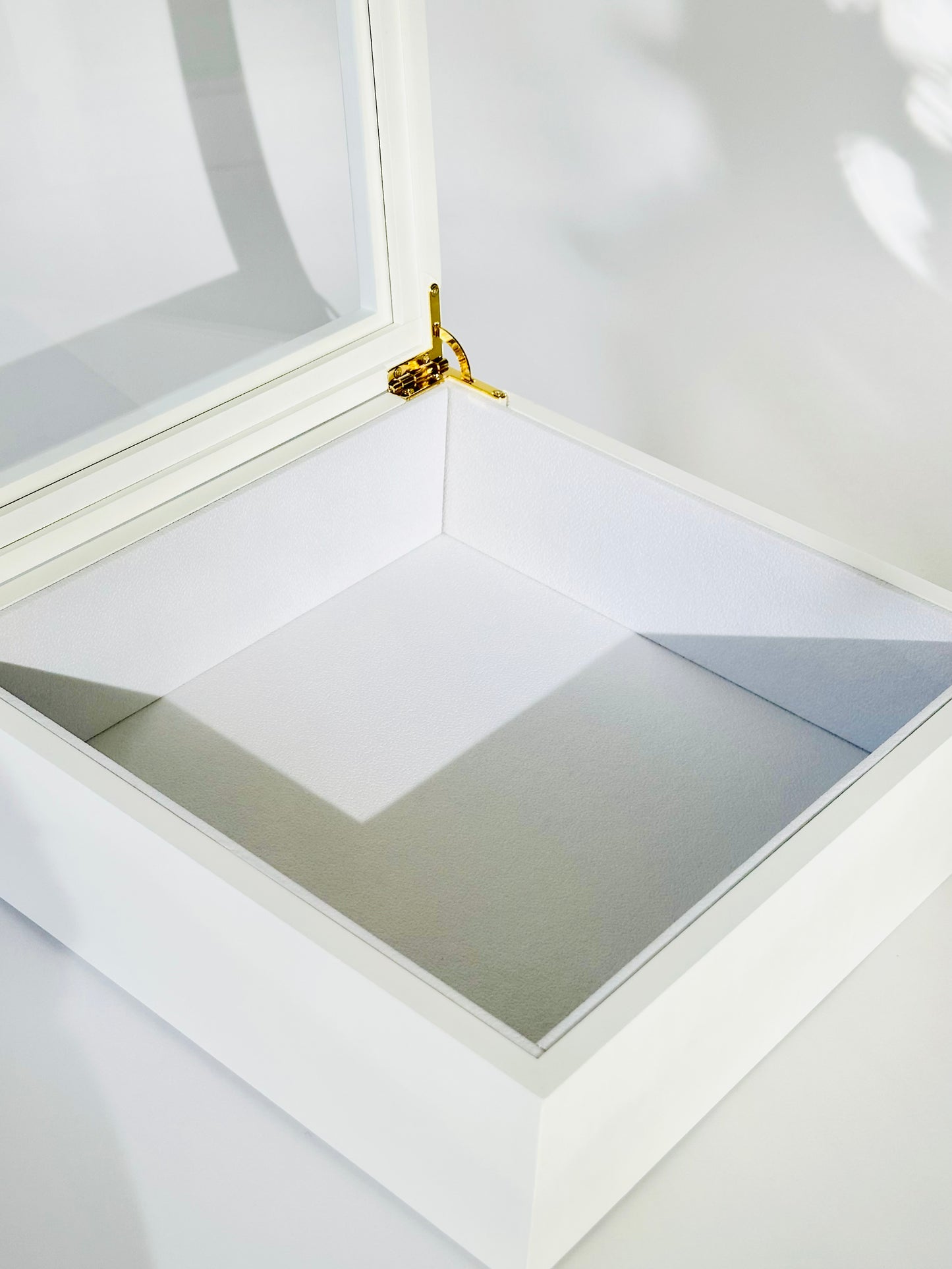 WHITE WOODEN KEEPSAKE BOX WITH GLASS LID